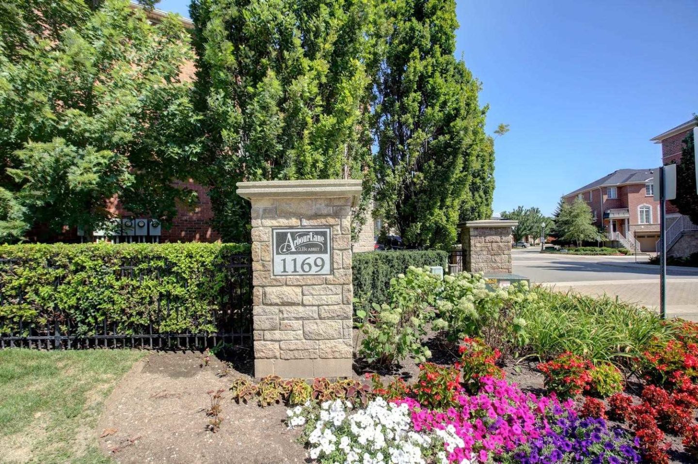 1169 Dorval Dr, Oakville Phinney Real Estate